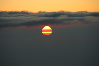次の雲の帯に入る前の御来光の写真