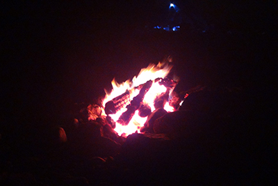 キャンプファイヤーの火の写真
