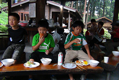 朝食を食べる３人の子どもの写真