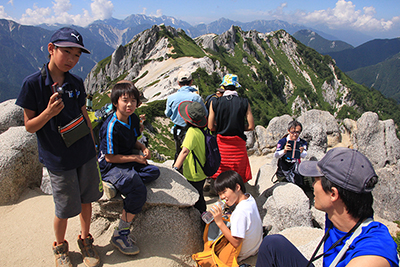 燕岳山頂での子どもたちの写真