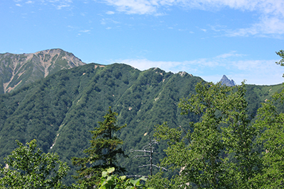 合戦の頭への登りで見えた槍ヶ岳と大天井岳の写真