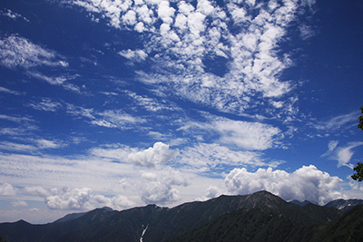大天井岳の上空に広がる巻積雲と積雲の写真