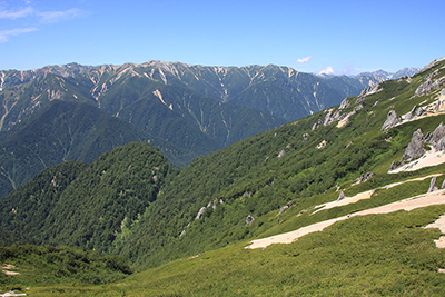 燕山荘から見た水晶岳、野口五郎岳、三ッ岳の写真