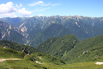 燕山荘から見た鷲羽岳、三俣蓮華岳、双六岳、湯俣川方面の写真