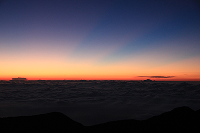日の出前の東の空の写真