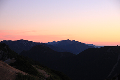 日の出前の鹿島槍ヶ岳方面の写真