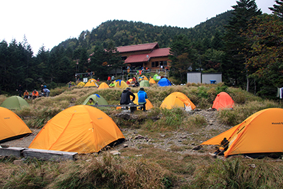 多くのテントが張られている聖平小屋の写真