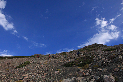 真っ青な空の下、聖岳に登る人たちの写真