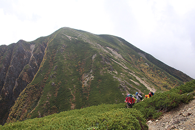 兎岳を背に小兎岳に向けて登っている写真