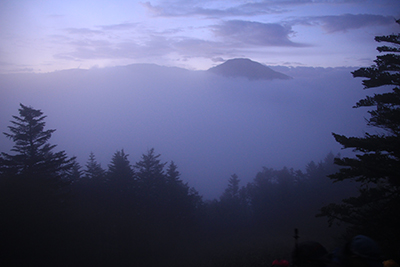 霧の中から姿を現した上河内岳の写真