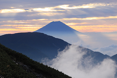 小聖岳直下から見た日の出後の富士山の写真