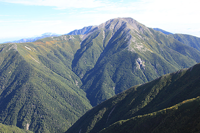 聖岳から兎岳に向かう稜線から見た赤石岳の写真