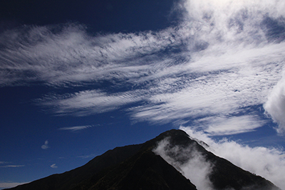 聖岳上空に広がる巻雲、巻積雲、巻層雲の写真