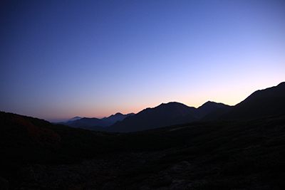 百間平から見た夜明け前の荒川岳、塩見岳、仙丈岳方面の写真