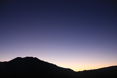 日の出前のシルエットになった赤石岳と金星の写真
