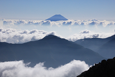 赤石岳山頂から見た雲海に浮かぶ富士山と笊ヶ岳の写真