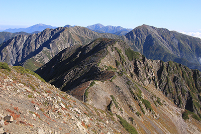 赤石岳山頂から見た荒川三山と間ノ岳、仙丈岳方面の写真