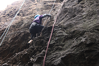 女岩南面3級フェースを登るKRさんの写真