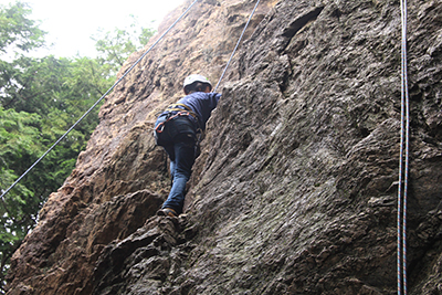 女岩南面3級フェースを登るYMさんの写真
