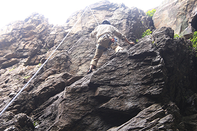 男岩南面右ルートの２番目のかぶり気味のフェースを登るKRさんの写真
