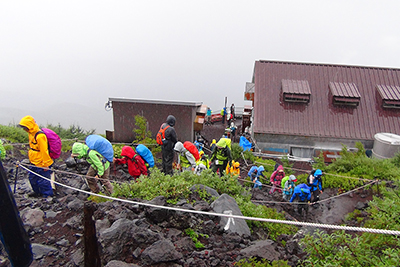 六合目の宝永山荘を後に登っている写真