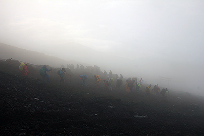 霧の中、八合目を過ぎて九合目を目指して登っている写真