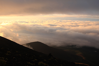 宝永山と雲海、それに笠雲を下から見た写真