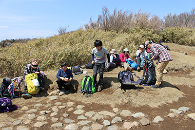 明神ヶ岳山頂でくつろいでいるメンバーの写真