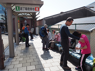 Iさんが撮影した大雄山駅前のバス乗り場でのメンバーの写真