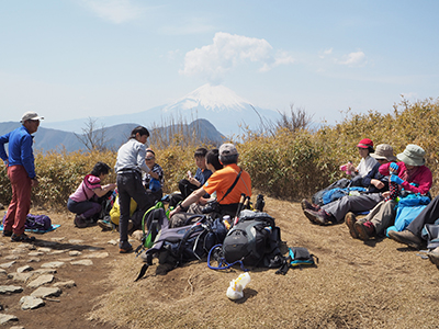 Iさんが撮影した明神ヶ岳山頂で昼食中の写真