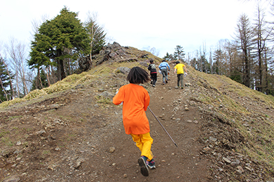 山頂に向かって空身で走る子どもたちの写真