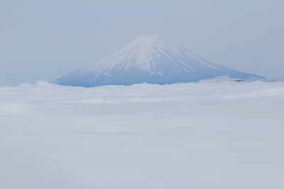 雲海に浮かぶ富士山のアップ写真