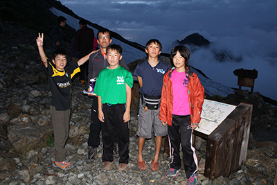 一緒にトランプを遊んでくれた方と子どもたちが剣岳を背にした写真