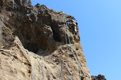 岩登り初挑戦のＭさんが子不知のカンテを登っている写真