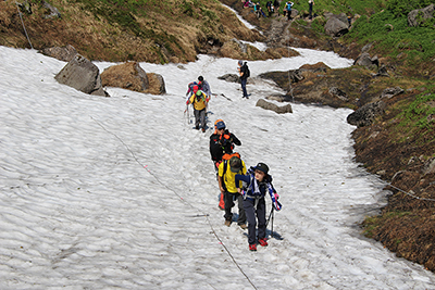 一番大きかった大沢の雪渓を登っている写真