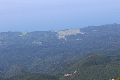 山頂から見た知床五湖とオホーツク海の写真