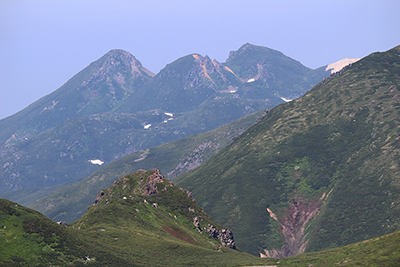 山頂の下から見た硫黄山のアップの写真