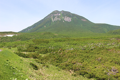 知床峠から見た羅臼岳の写真