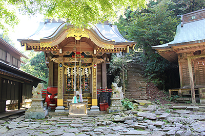 加波山の肩にある加波山神社中宮御拝殿の写真