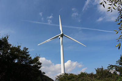 丸山付近の発電風車の写真