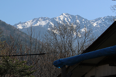 穂高平小屋の屋根と槍ヶ岳、大喰岳、中岳の写真