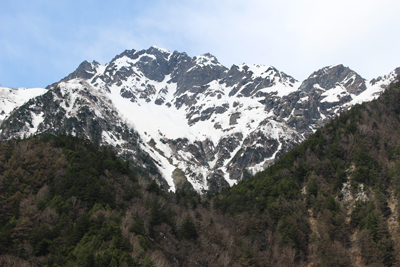 徳沢付近から見た前穂高岳北尾根の写真