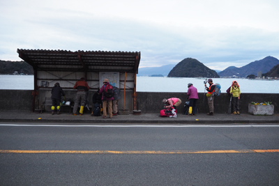 Iさんが撮影した長浜のバス停でバスを待つメンバーの写真