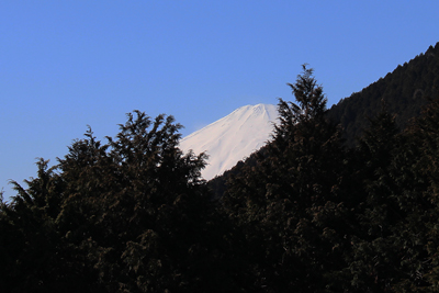 山腹の向こうに山頂が見える富士山の写真