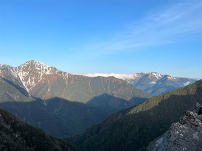 北岳と仙丈ケ岳方面の写真