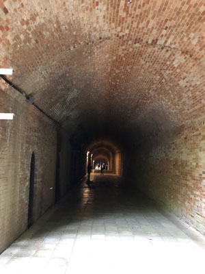 レンガ張りのトンネルの写真