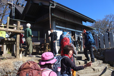 大山山頂の阿夫利神社に到着した写真