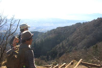 伊豆半島方面を見ているメンバーの写真