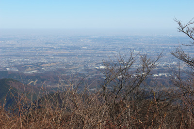 山頂から見た東京方面の写真