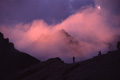 唐松岳で撮影した夕日に色づいた雲に被われた不帰嶮の写真へリンク